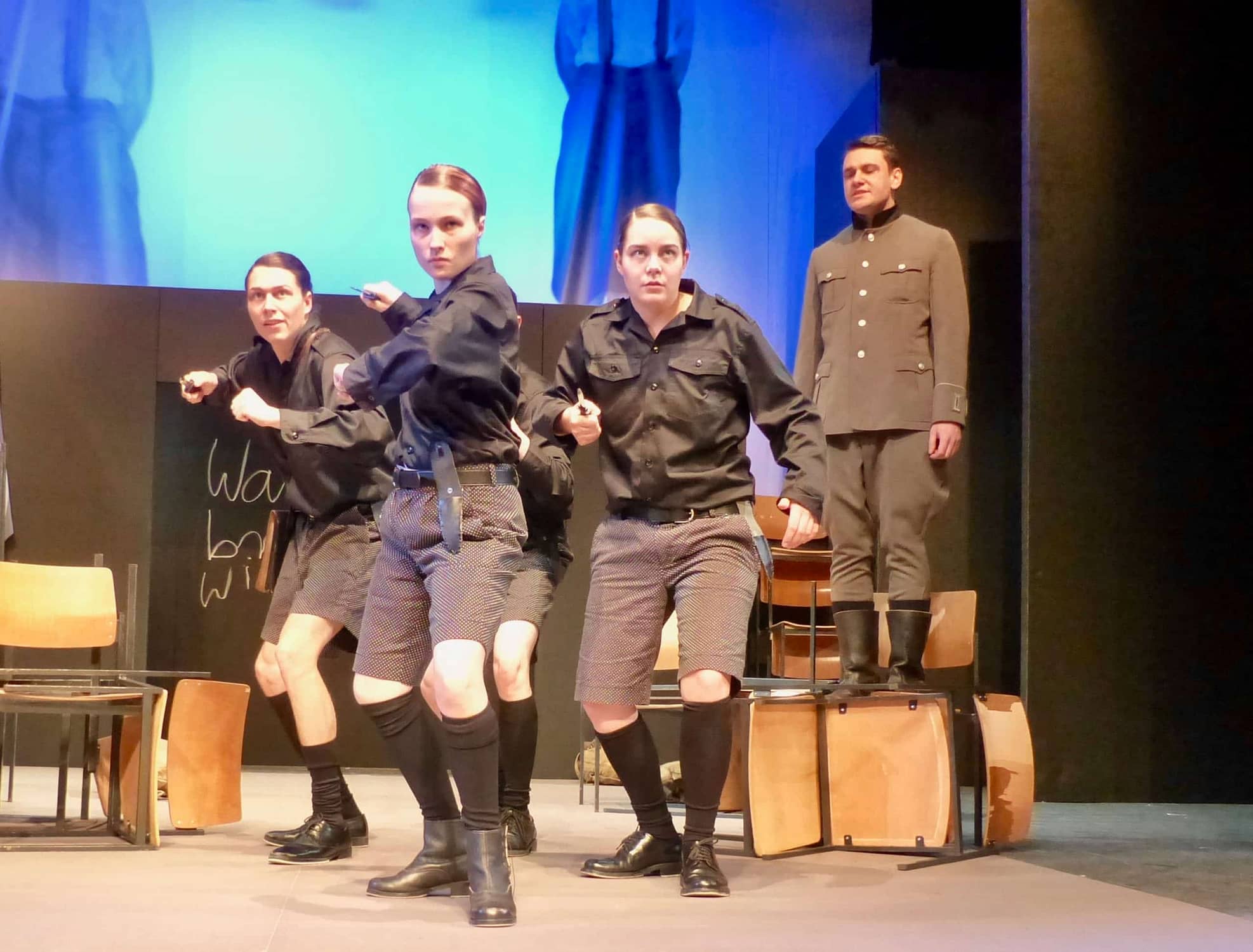 Premiere für „Jugend ohne Gott“ von Öden von Horváth am 1. April, das gelbe Theater „Die Blechbüchse“ Zinnowitz  6