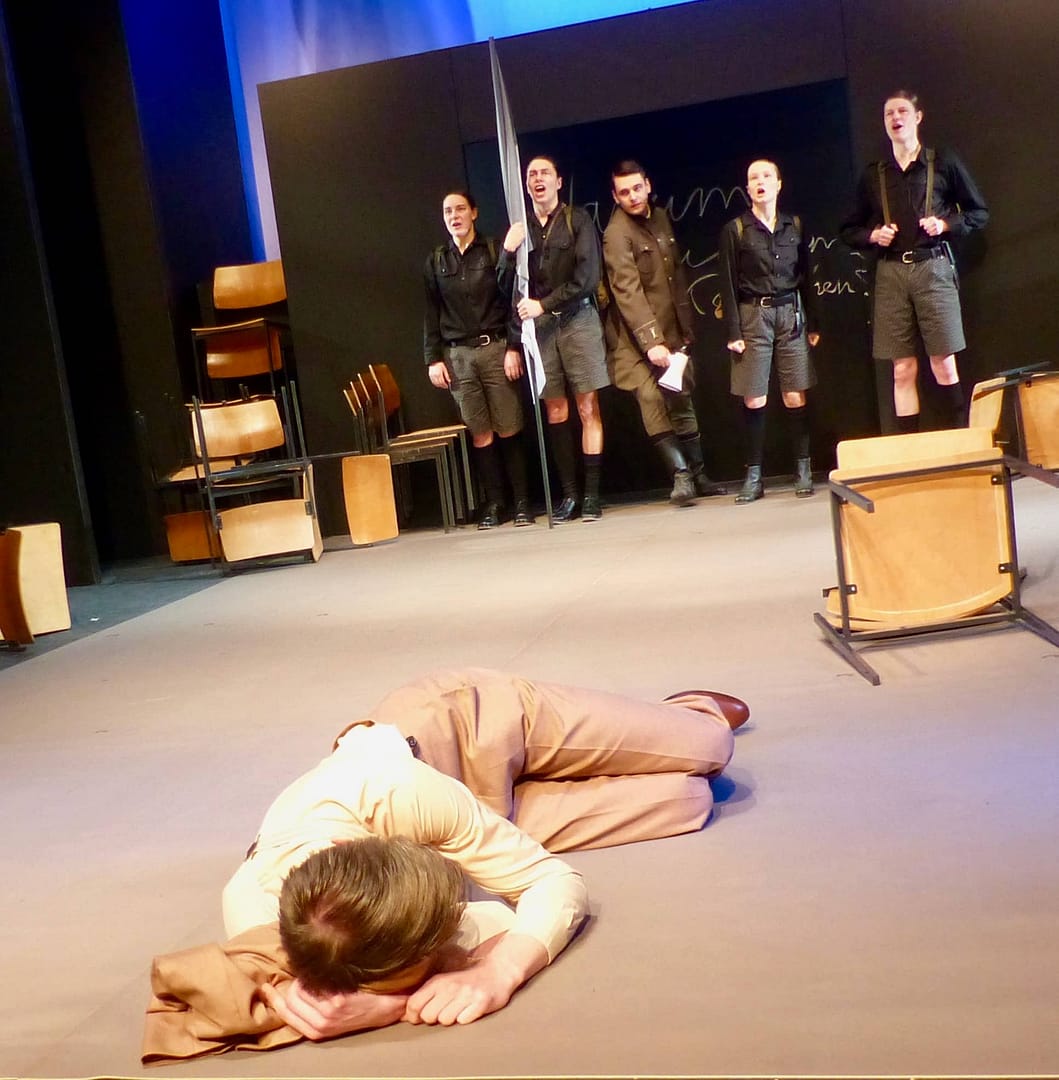 Premiere für „Jugend ohne Gott“ von Öden von Horváth am 1. April, das gelbe Theater „Die Blechbüchse“ Zinnowitz  1